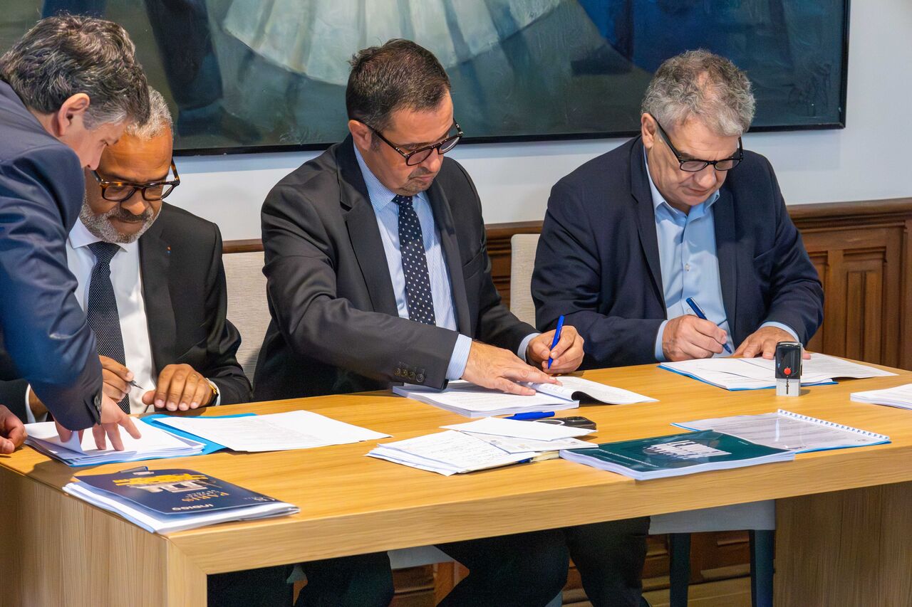 la Ville, représentée par le maire Richard Delpierre, l’EPFIF, partenaire de l’opération, représenté par son directeur général, Gilles Bouvelot, et l’entreprise d'aménagement Citallios représentée par son directeur général, Maurice Sissoko, ont procédé à cette signature officielle du traité de concession d’aménagement