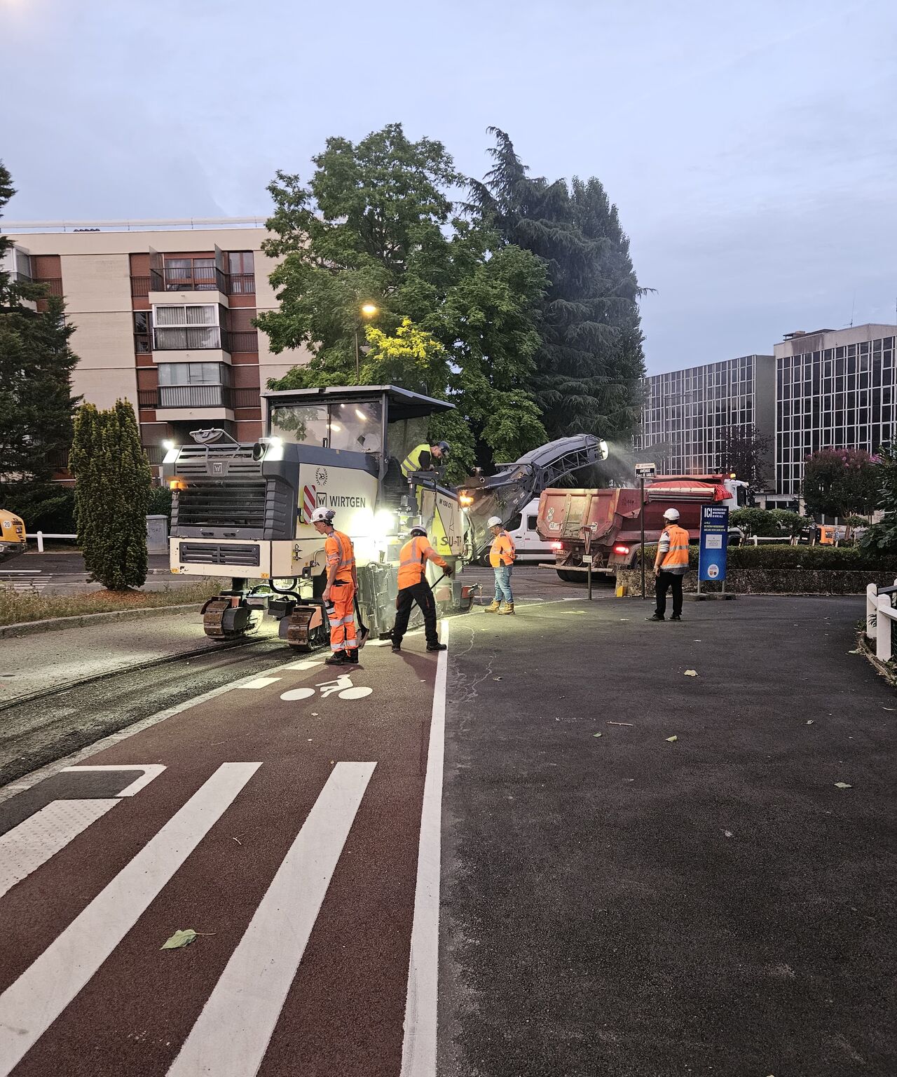 Les ouvriers sont actions du nuit pour la rénovation du giratoire à l'intersection de l'avenue Charles-De-Gaulle et de la rue Pottier 