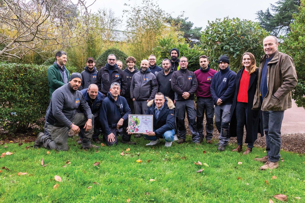 Le service des espaces verts pose avec sa récompense