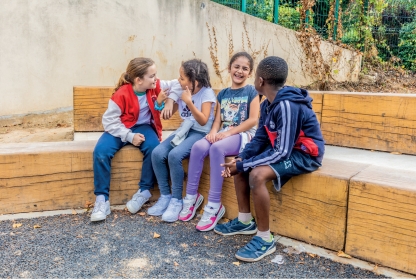 4 enfants discutent sur les nouvelles tribunes en bois