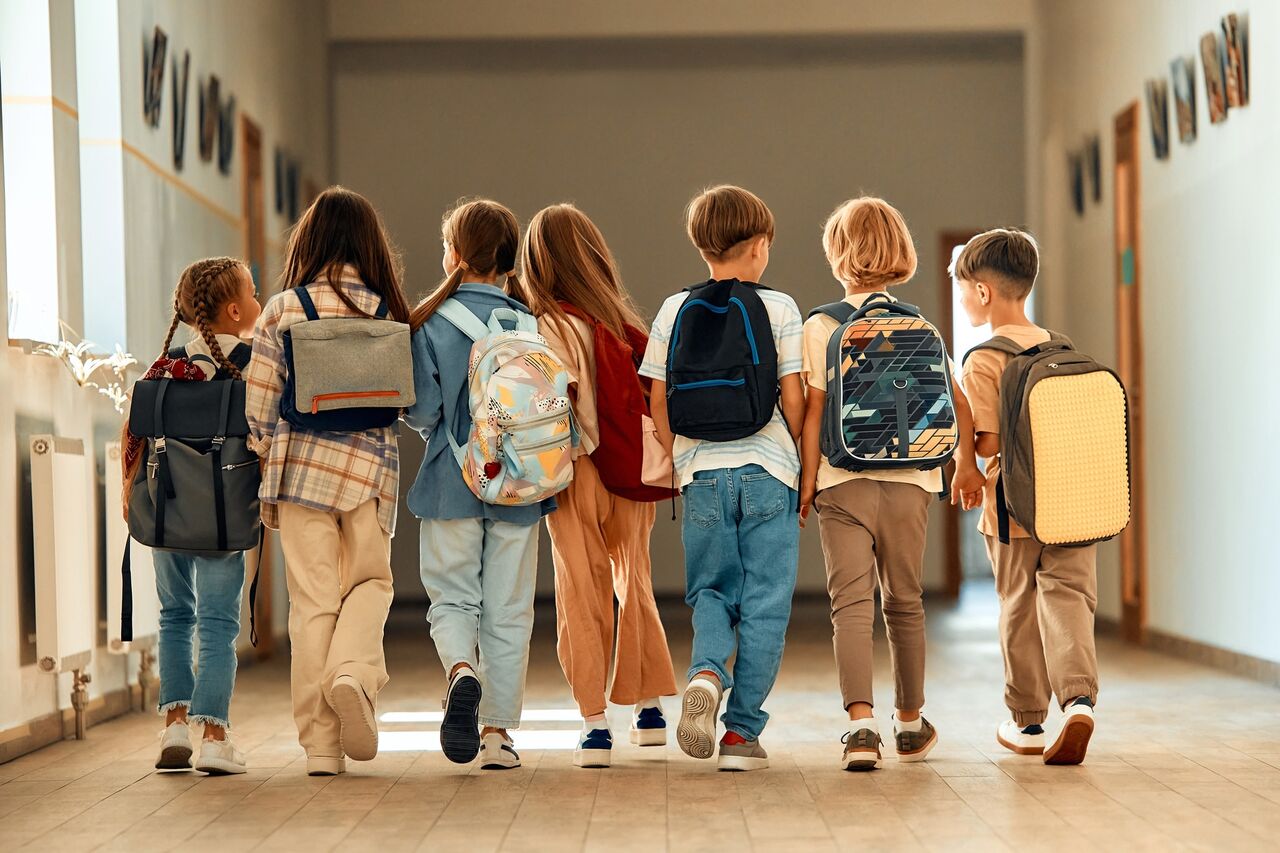 école è enfants marchent dans le couloirs d'une école