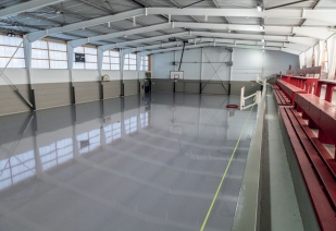Gymnase pelouard le nouveau sol gris du gymnase à la fin des travaux