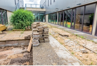 travaux extérieur du patio de la bibliothèque Les nouveaux pavés sont prêts à être installés